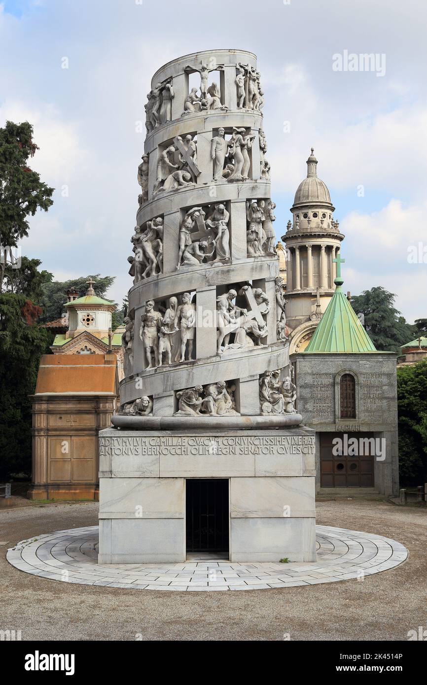 MILANO, ITALIA - 17 MAGGIO 2018: Questa è una delle inconsuete cripte del Cimitero Monumentale, considerato una delle più ricche lapidi e monumenti Foto Stock