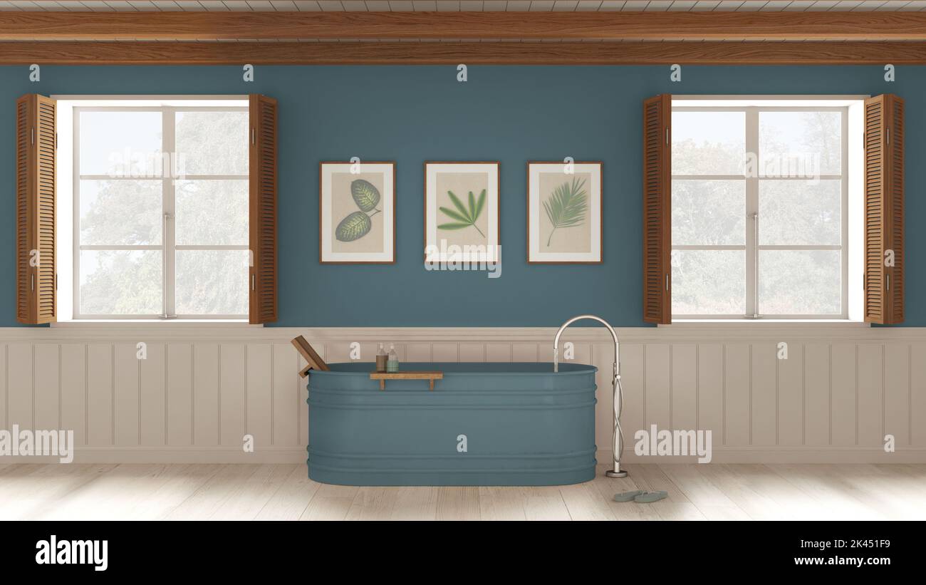 Bagno romantico con vasca autoportante nei toni del bianco e del blu. Due finestre panoramiche con persiane in legno e soffitto a travi. Parquet, Foto Stock