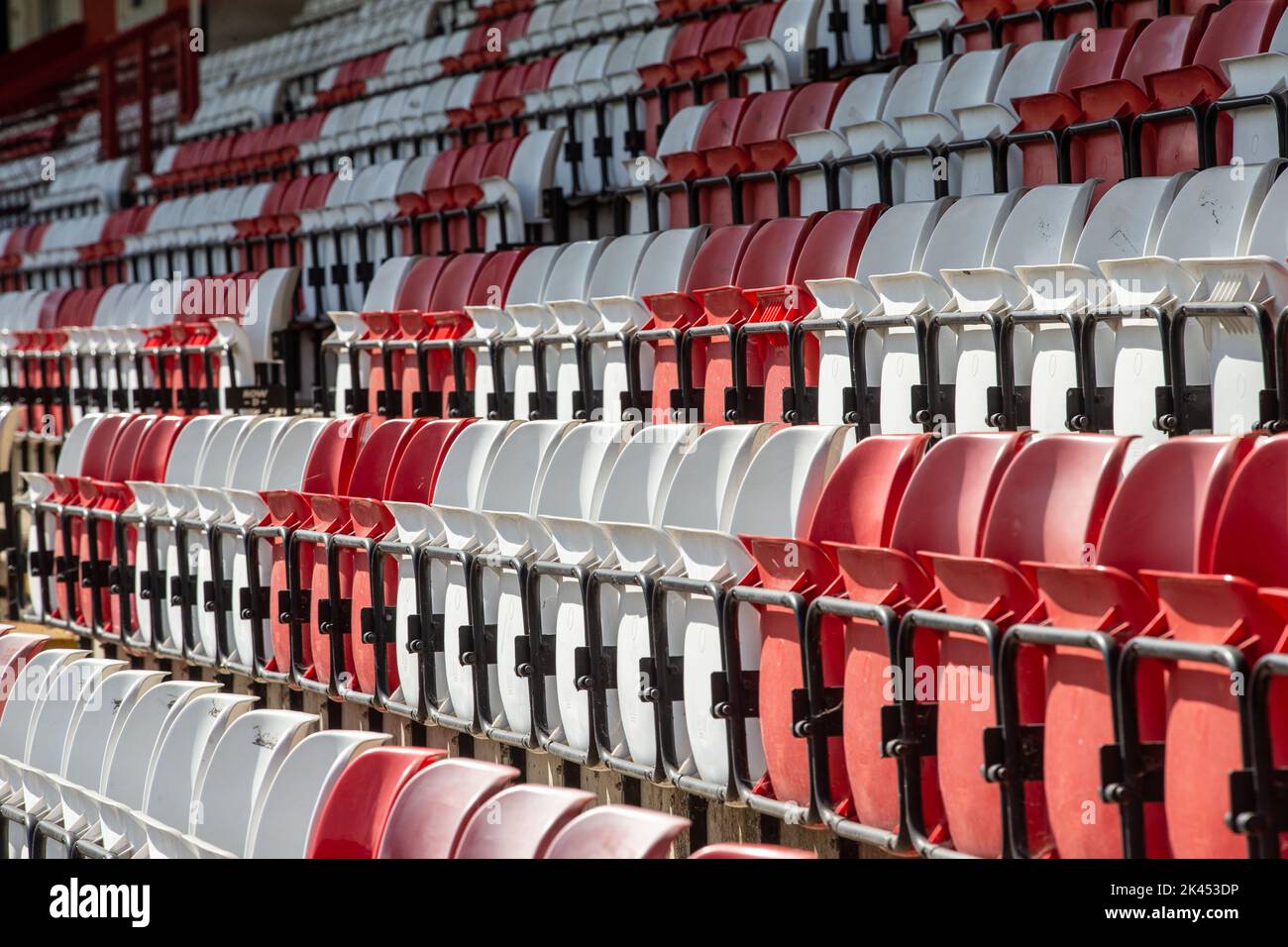 File di posti a sedere vuoti allo stadio di calcio Foto Stock