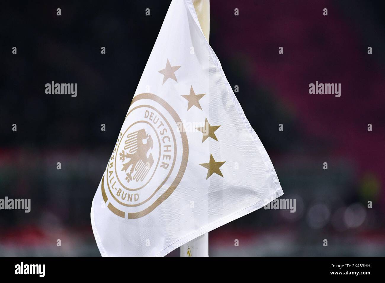 Calcio, Germania, uomini, Nations League, Red Bull Arena Leipzig; Germania vs Ungheria; Logo dell'associazione tedesca di calcio DFB sulla bandiera dell'angolo Foto Stock