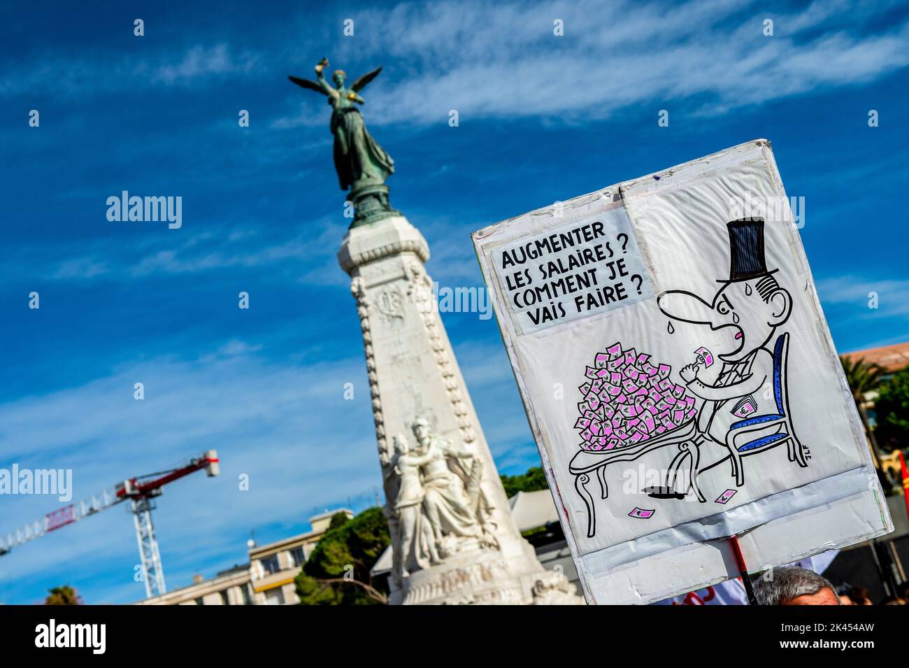 Nizza, Francia. 29th Set, 2022. I disegni su un cartello sono tenuti contro il governo francese di Emmanuel Macron. Una manifestazione è stata organizzata per chiedere salari più alti e contro la riforma delle pensioni su invito dell'Unione CGT a Nizza. (Foto di Laurent Coust/SOPA Images/Sipa USA) Credit: Sipa USA/Alamy Live News Foto Stock