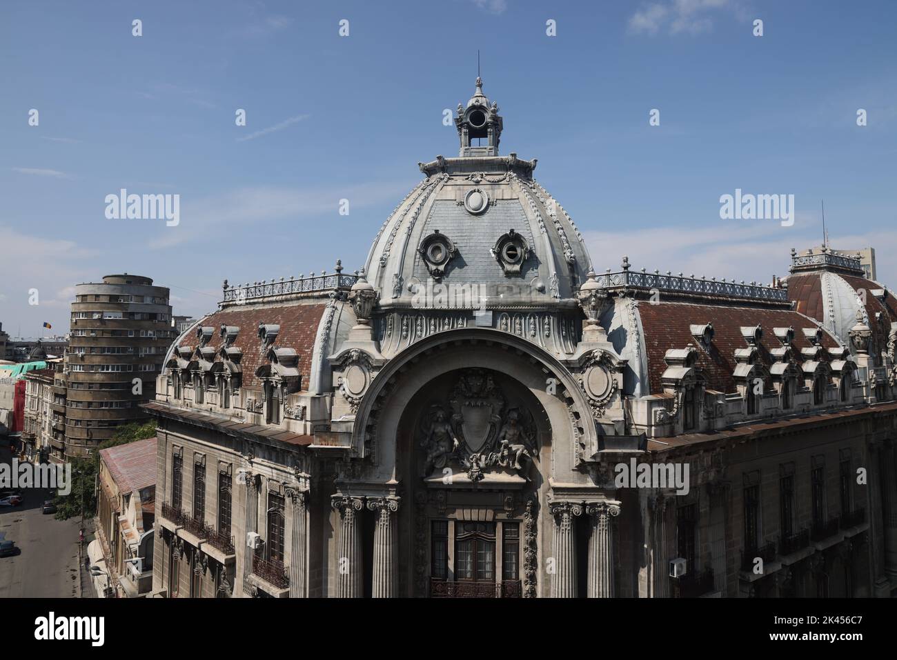 Vista sulla cupola di un edificio storico nella città vecchia di Bucarest, Romania; l'edificio cilindrico Tekhnoimport è visibile sullo sfondo Foto Stock
