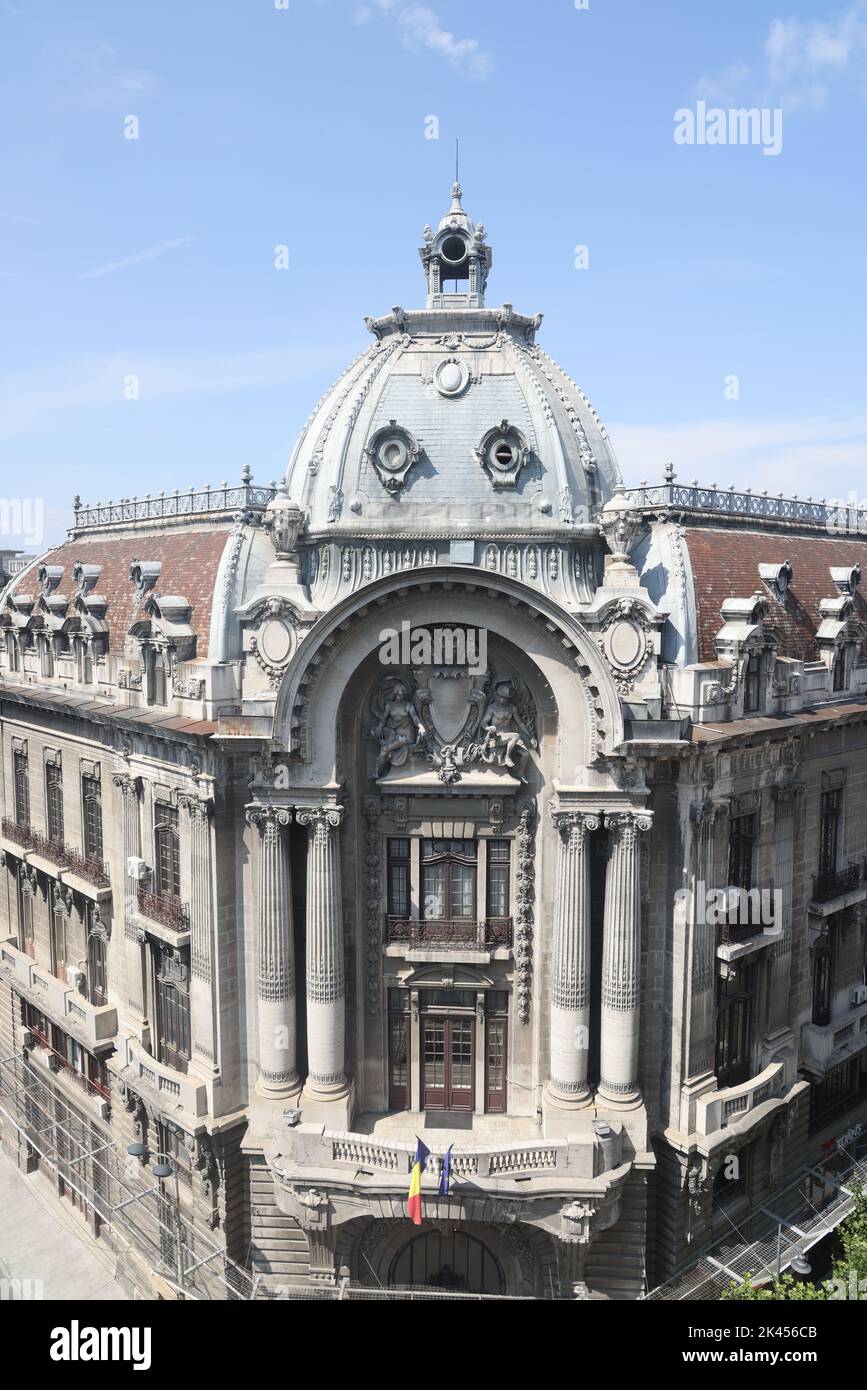 Vista sulla cupola di un edificio storico nella città vecchia di Bucarest, Romania Foto Stock