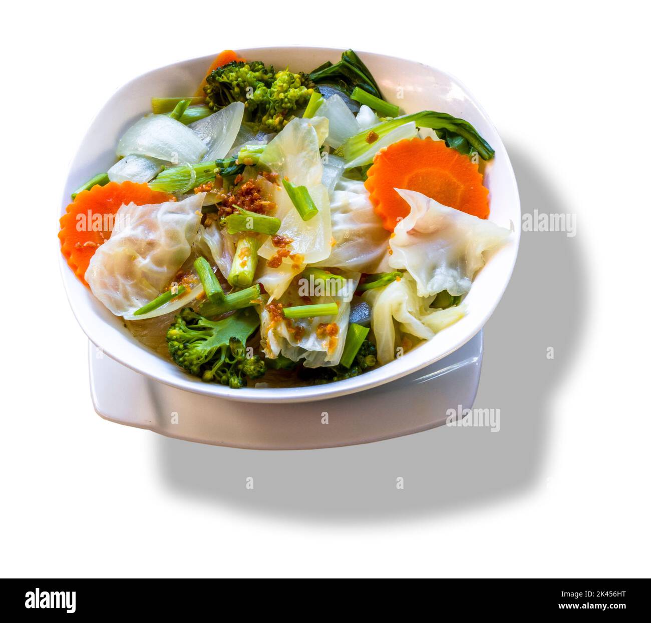 Cambogiano stile Khmer cibo di zuppa wontons che i turisti e la gente del posto mangiano a Siem Reap. Foto Stock