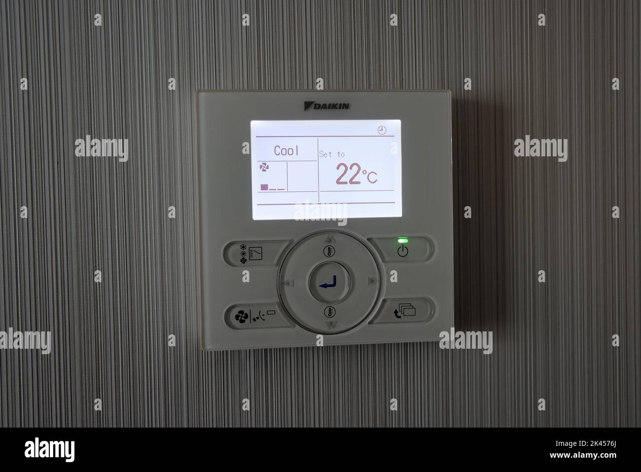 Termostato ambiente impostato a 22 gradi per il raffreddamento; concetto di consumo energetico (risparmio) Foto Stock