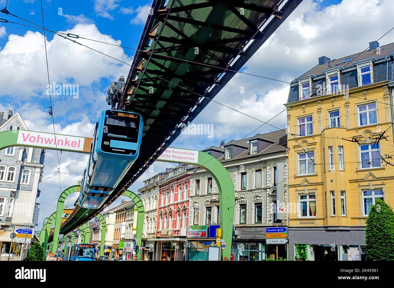 Strada principale di Vohwinkel una suddivisione urbana di Wuppertal con la famosa Wuppertaler Schwebebahn (ferrovia sospesa di Wuppertal) Foto Stock Strada principale di Vohwinkel una suddivisione urbana di Wuppertal con la famosa Wuppertaler Schwebebahn (ferrovia sospesa di Wuppertal) Foto Stock