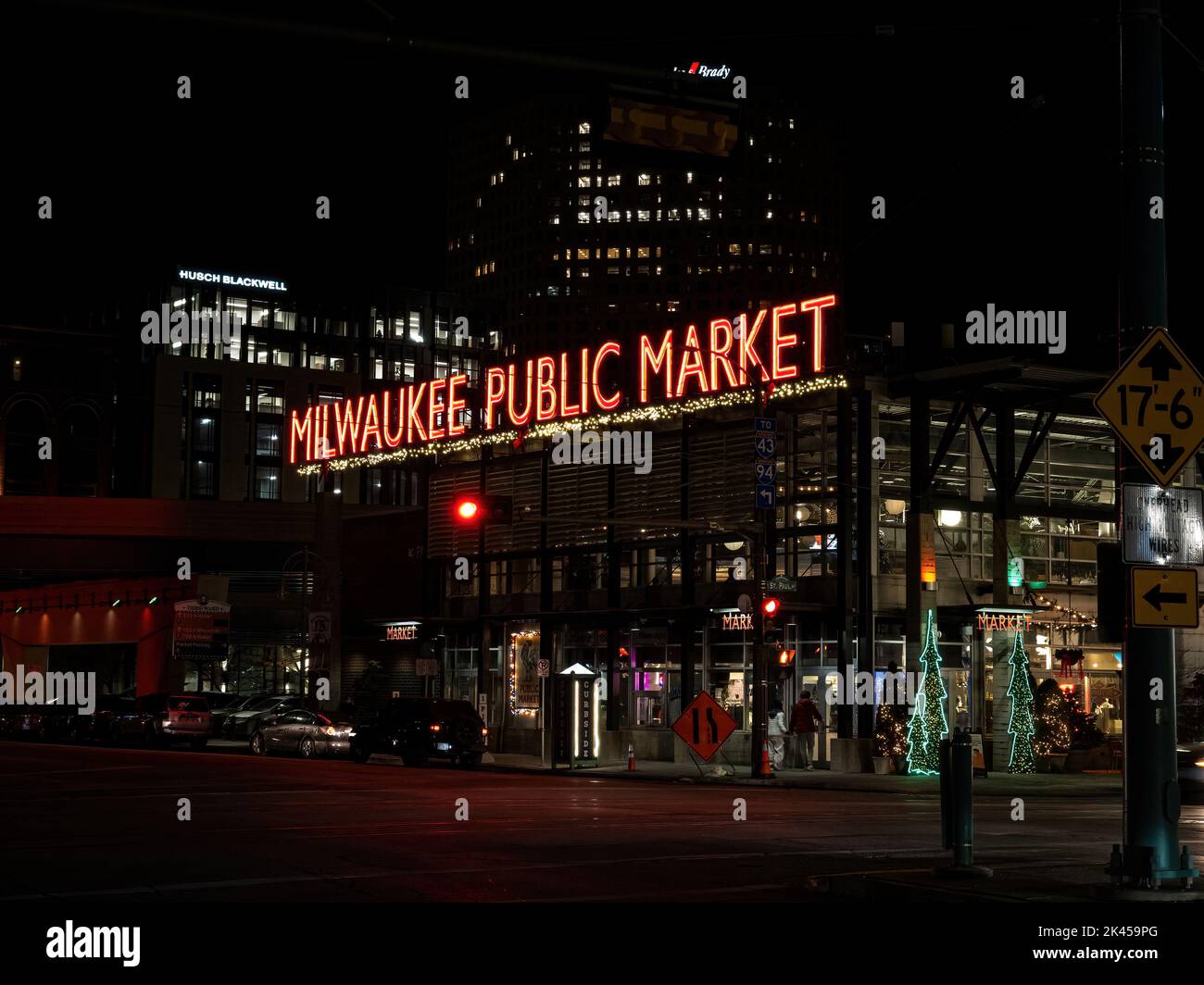 Un edificio illuminato del mercato pubblico di Milwaukee di notte Foto Stock