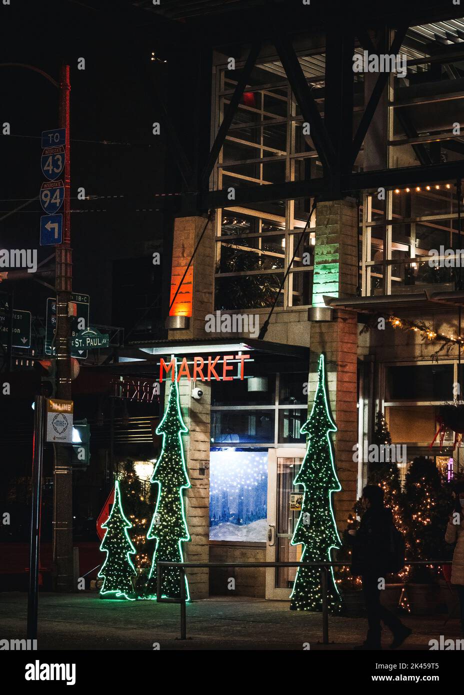 Un edificio del mercato con decorazioni natalizie illuminate di notte Foto Stock