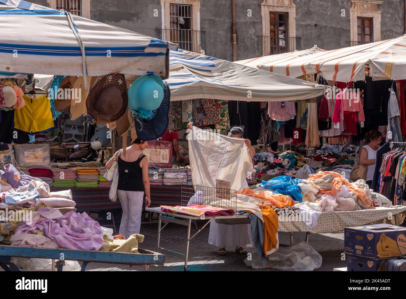 Il mercato giornaliero di via Fera 'o Luni in Piazza Carlo Alberto, nel centro di Catania, Sicilia. È uno dei più antichi mercati all'aperto della città Foto Stock