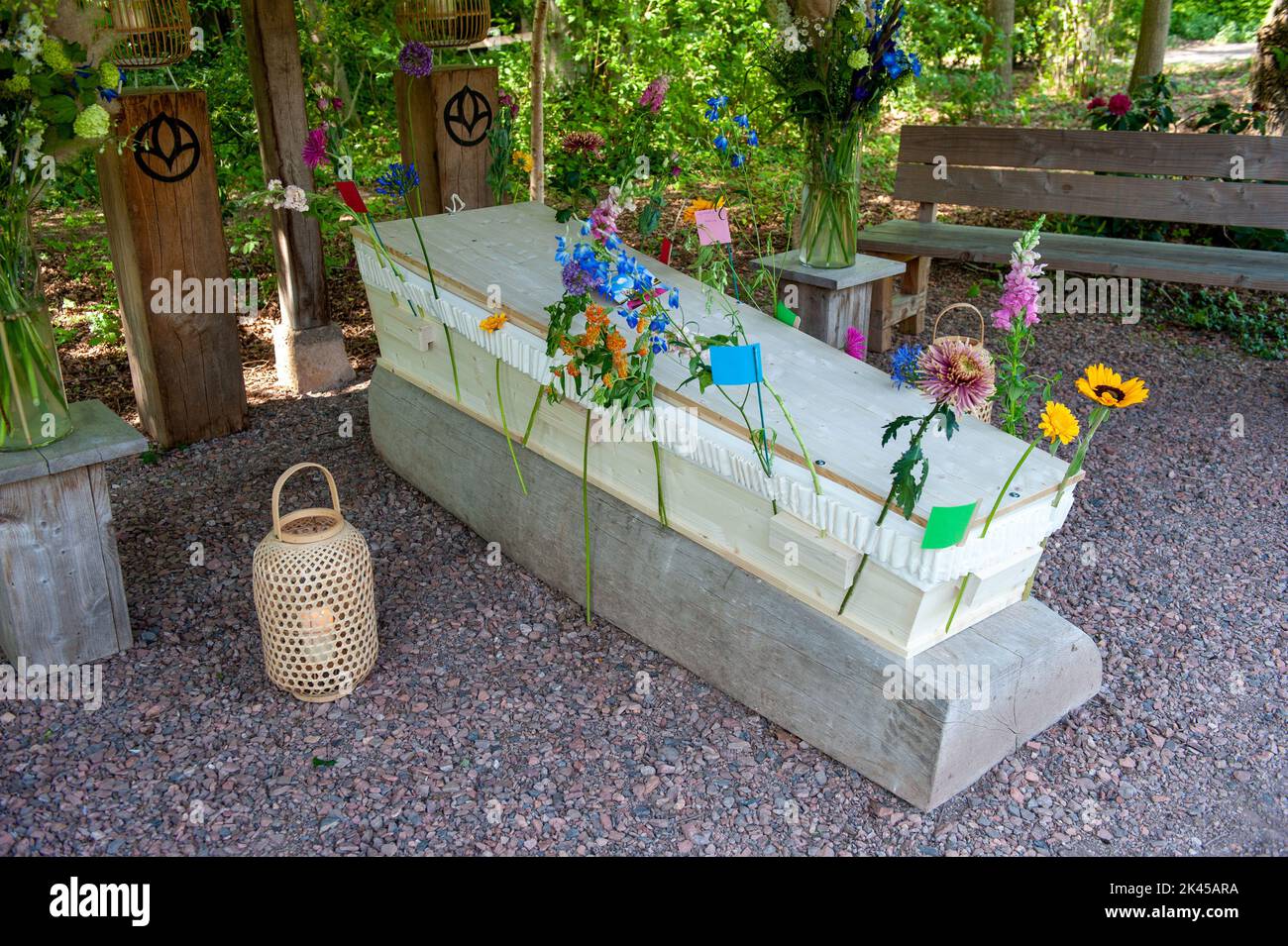 Una bara dove si possono allegare fiori e carte all'esterno. Foto Stock