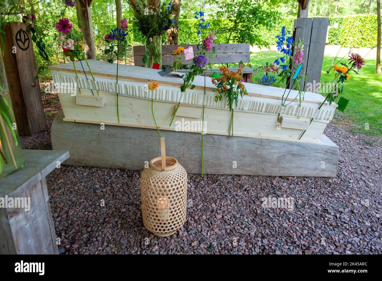 Una bara dove si possono allegare fiori e carte all'esterno. Foto Stock