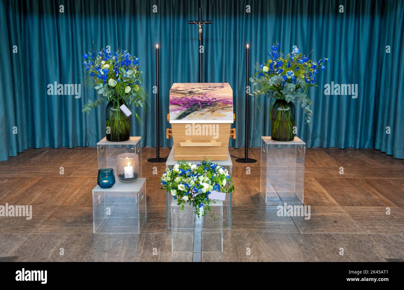 Una bara con disposizione dei fiori in una casa funeraria Foto Stock