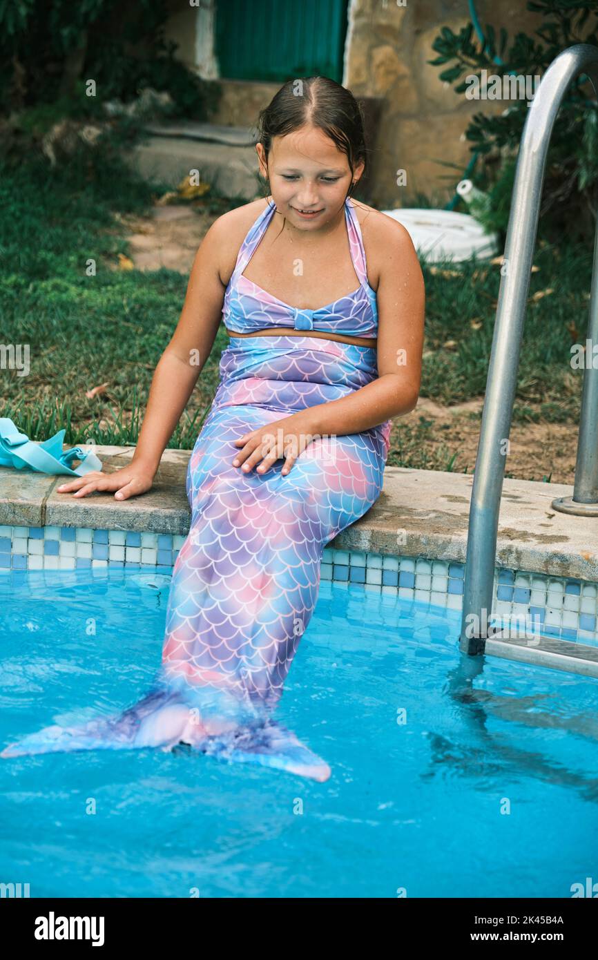 Bambina in costume di mermaid che pongono sotto l'acqua in piscina Foto  stock - Alamy