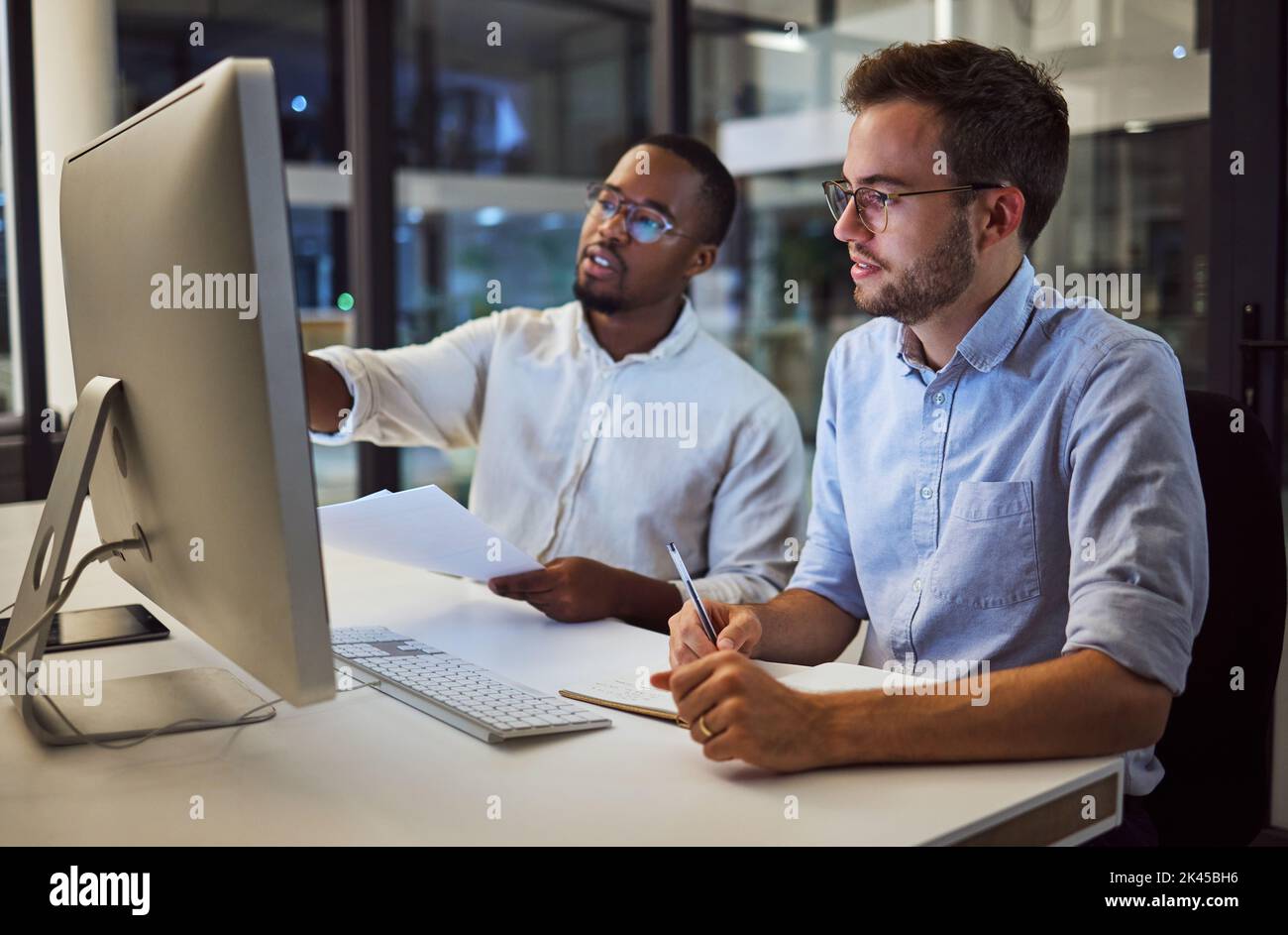 Incontri di lavoro, marketing di notte con pianificazione di computer o lavoro di squadra, collaborazione o strategia di innovazione nella startup Company. Diversità, lavoro Foto Stock