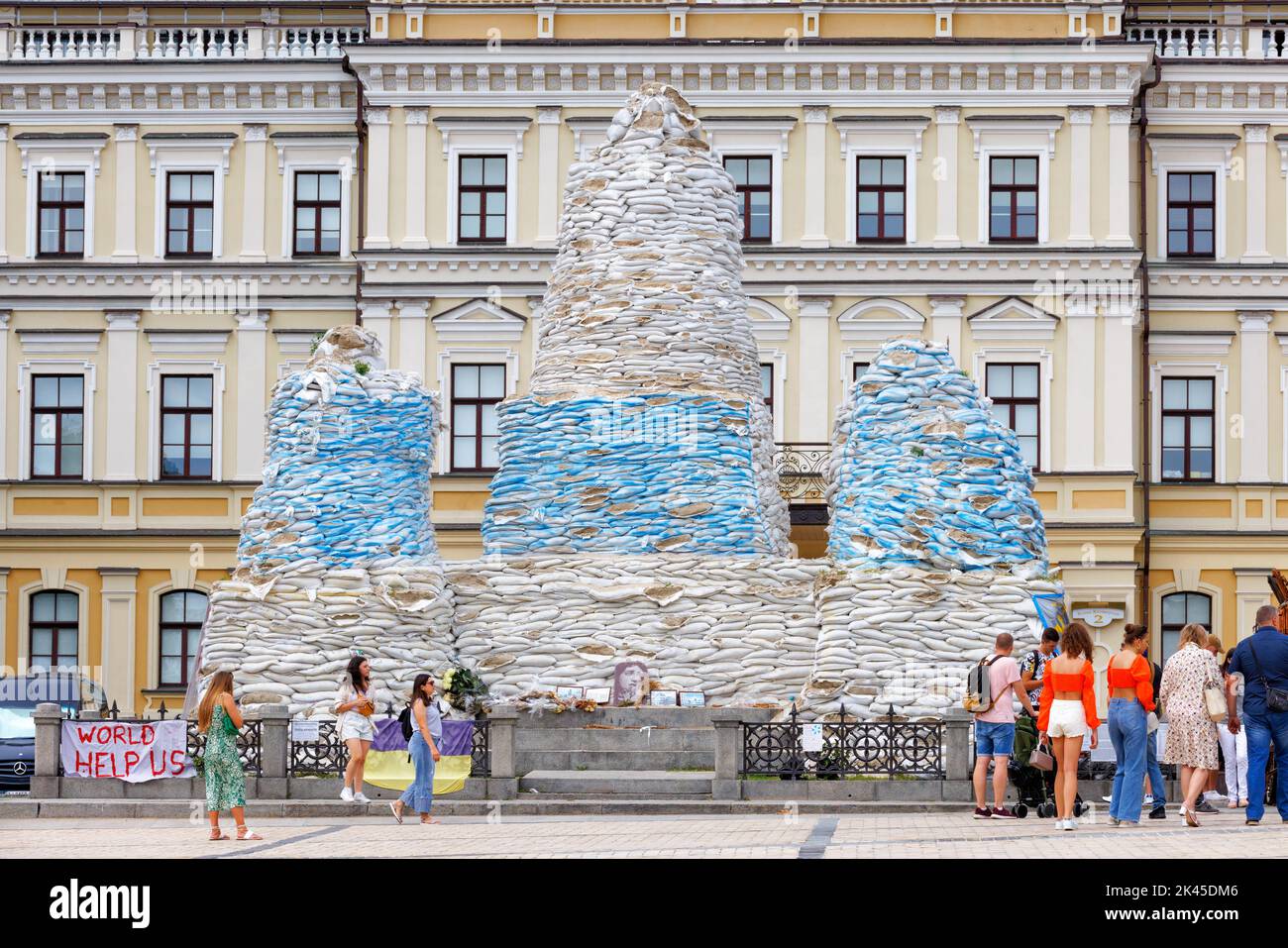 Rifugio di monumenti storici da possibili colpi con sacchi di sabbia in Piazza Mikhailovskaya a Kyiv. Kiev, Ucraina, 24 luglio 2022 Foto Stock