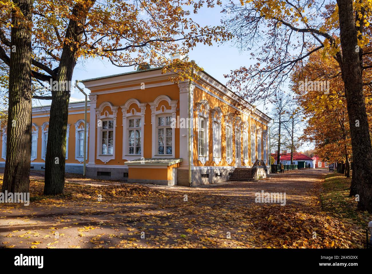 Peterhof, San Pietroburgo, Russia - 06 ottobre 2021: Edificio di Caterina del Palazzo Monplaisir nel Parco inferiore di Peterhof in autunno Foto Stock