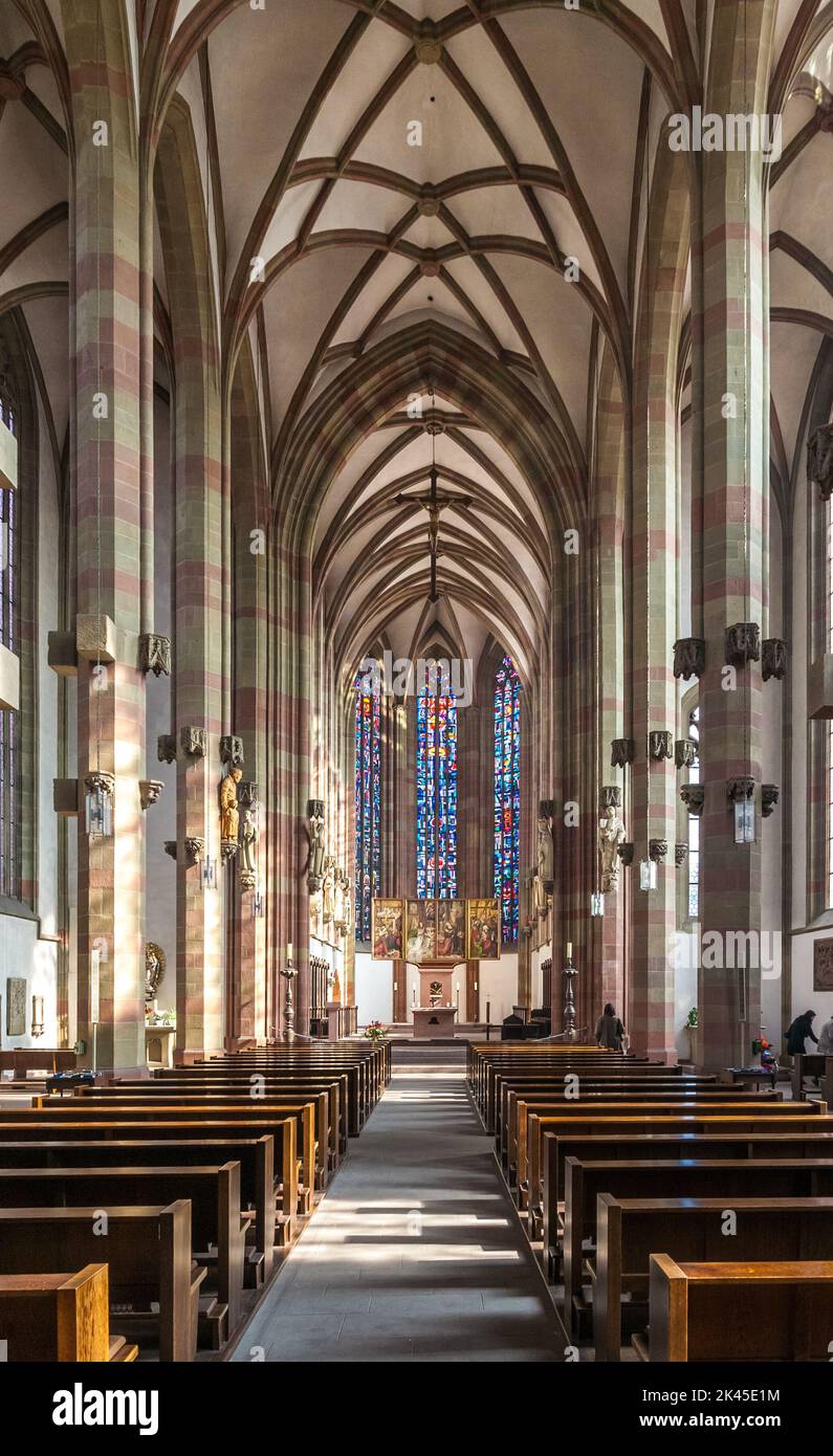 Magnifica vista della navata verso l'altare maggiore con costole a croce all'interno della famosa chiesa cattolica romana Marienkapelle costruita in stile gotico nel... Foto Stock