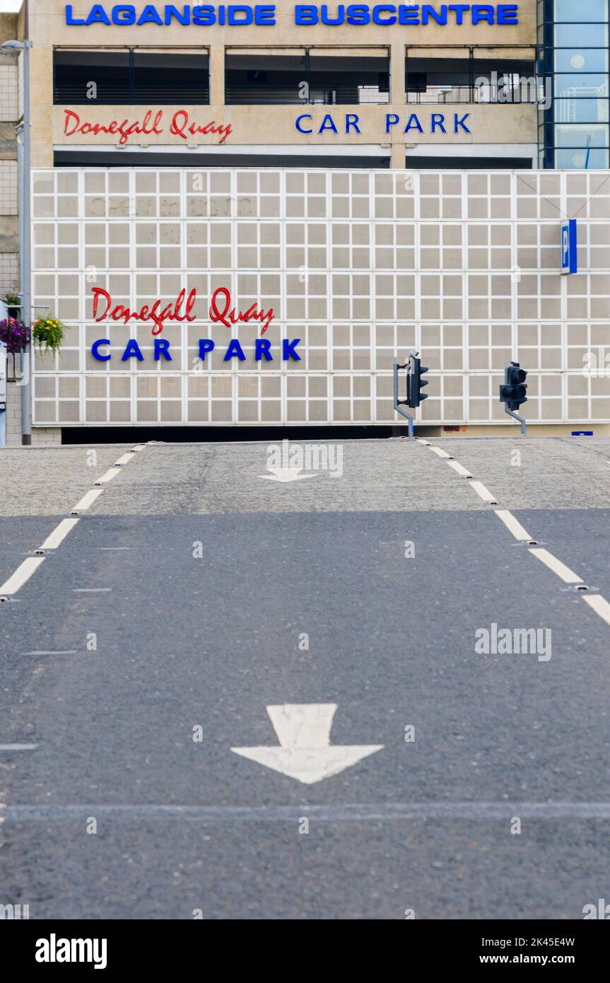Strada vuota fuori dal parcheggio Donegall Quay, Belfast, Irlanda del Nord, Regno Unito, Regno Unito Foto Stock