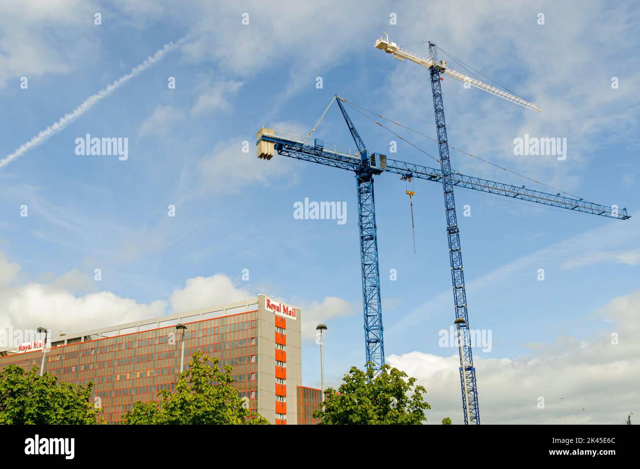 Due gru a torre presso il sito dell'Obel Building, Belfast, Irlanda del Nord, Regno Unito, Regno Unito Foto Stock