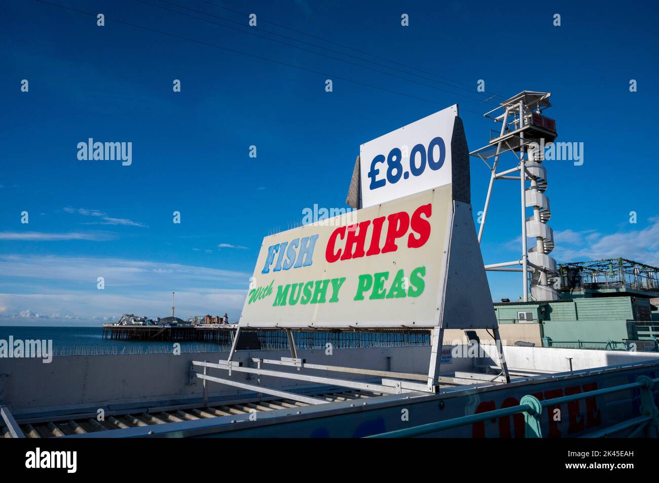 Il prezzo di fish & chips e piselli di funghi in un caffè sul lungomare di Brighton, Sussex, Inghilterra fotografia scattata da Simon Dack Foto Stock