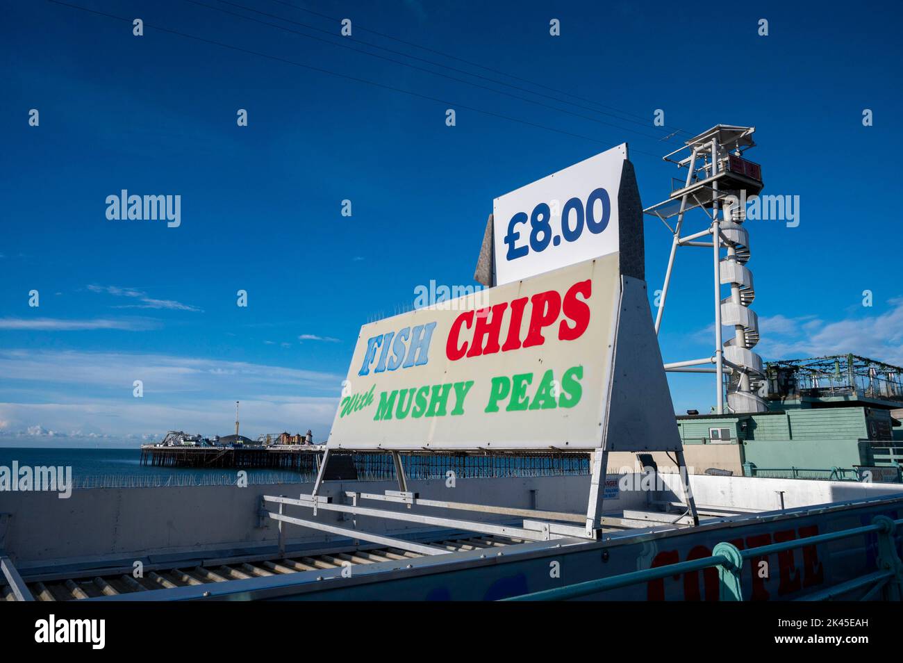 Il prezzo di Fish & Chips e piselli di funghi in un caffè sul lungomare di Brighton, Sussex, Inghilterra, Regno Unito Foto Stock