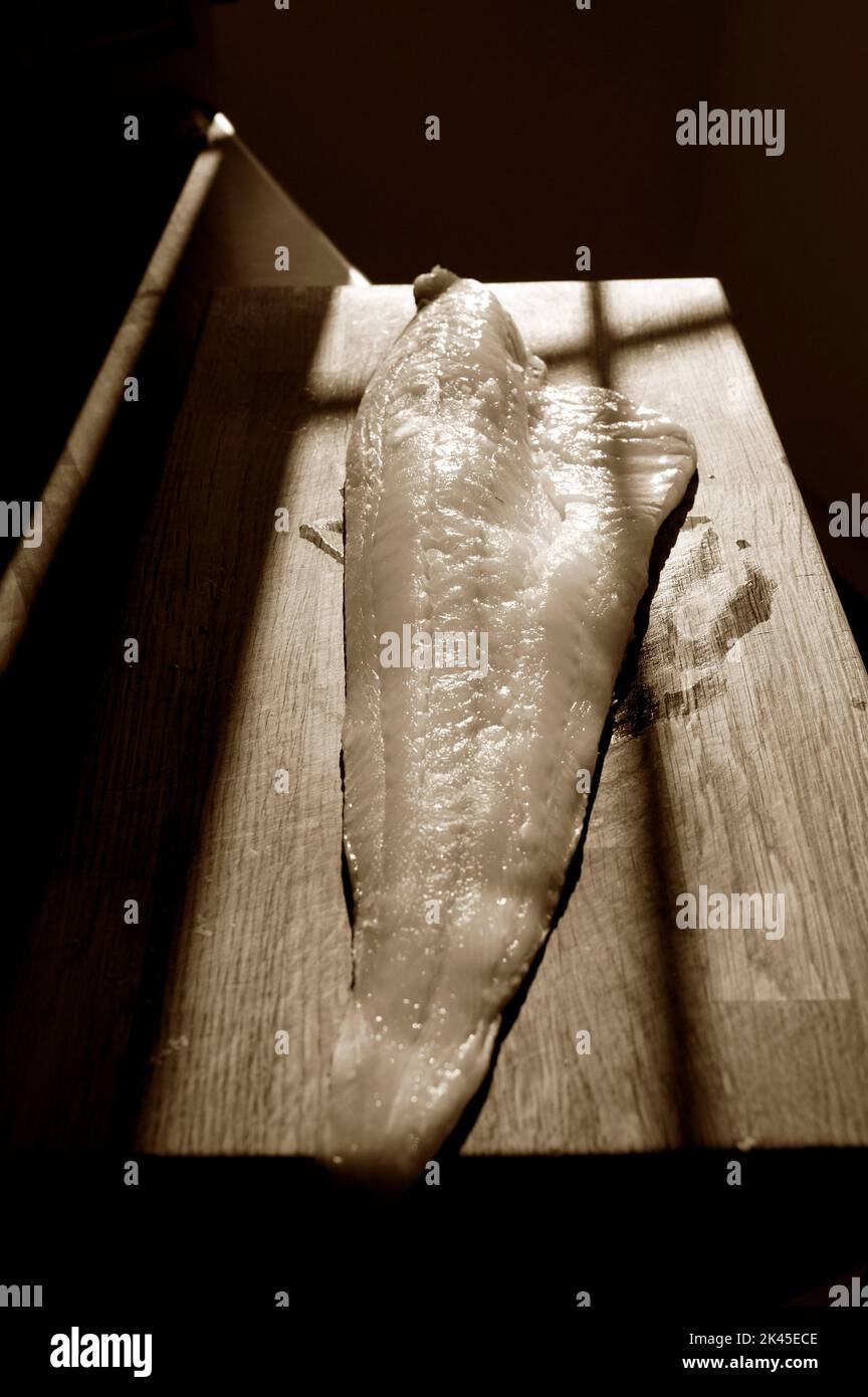 Filetto di merluzzo fresco e pronto per la cottura fotografia scattata da Simon Dack Foto Stock