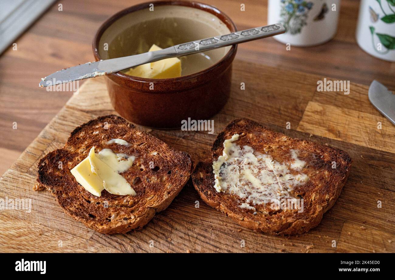 Pane tostato al granaio marrone con burro per la colazione inglese Foto Stock