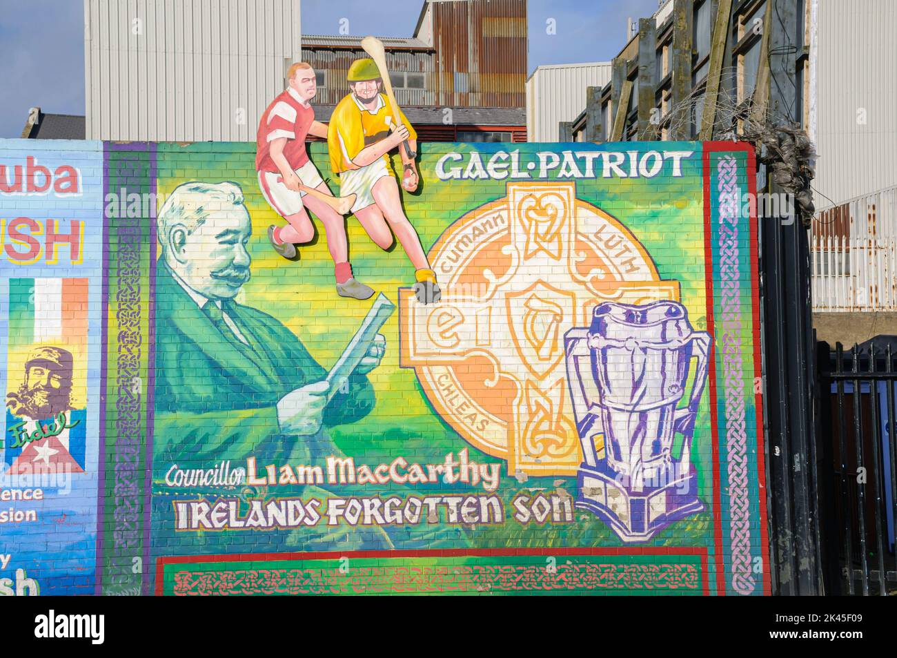 Murale repubblicano/nazionalista che commemora Liam McCarthy, il figlio dimenticato d'Irlanda. Divis Street/Falls Road, Belfast, Irlanda del Nord. Foto Stock