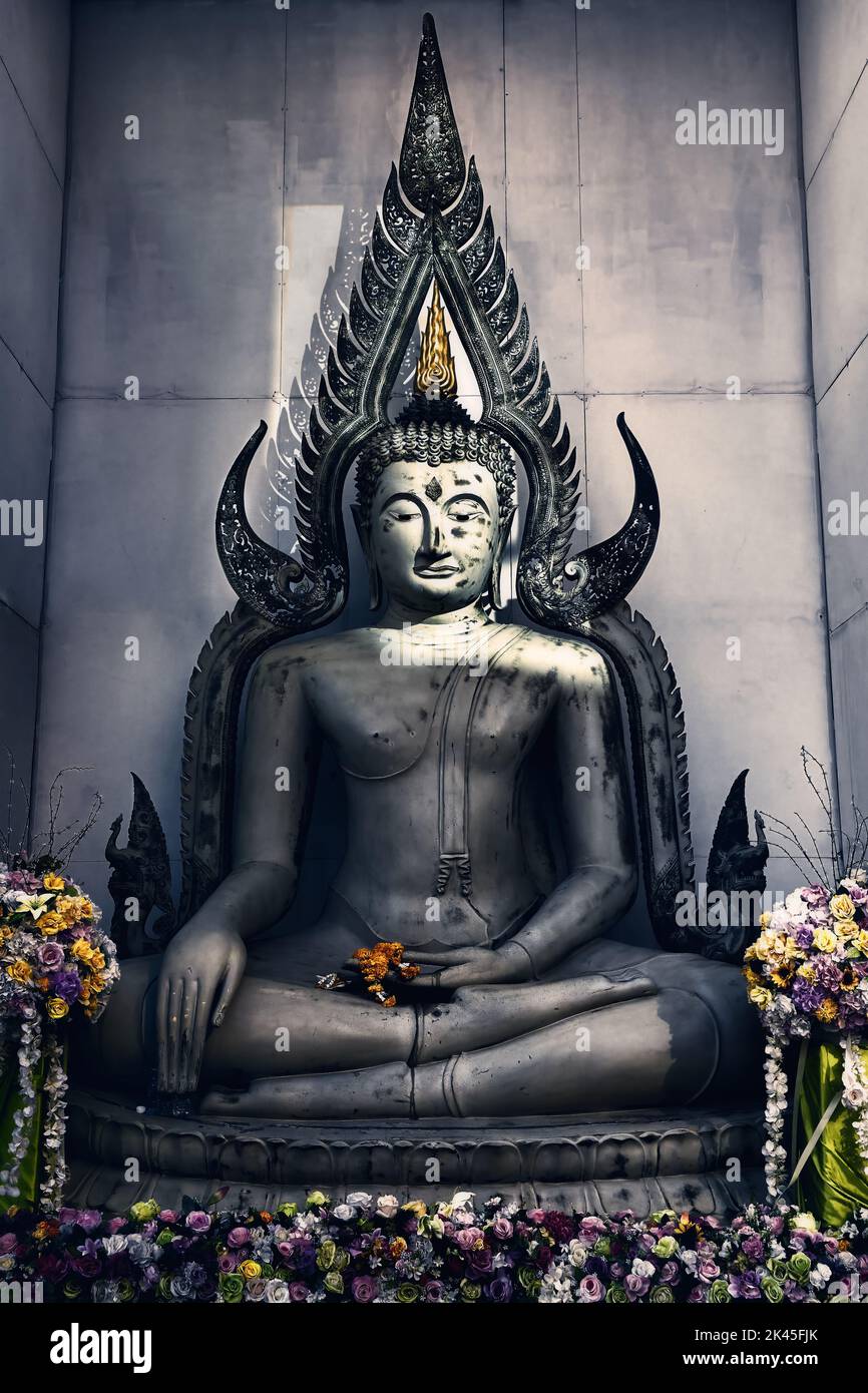 Buddha scultura Loto posa seduta in meditazione nel tempio di Thaliand Foto Stock