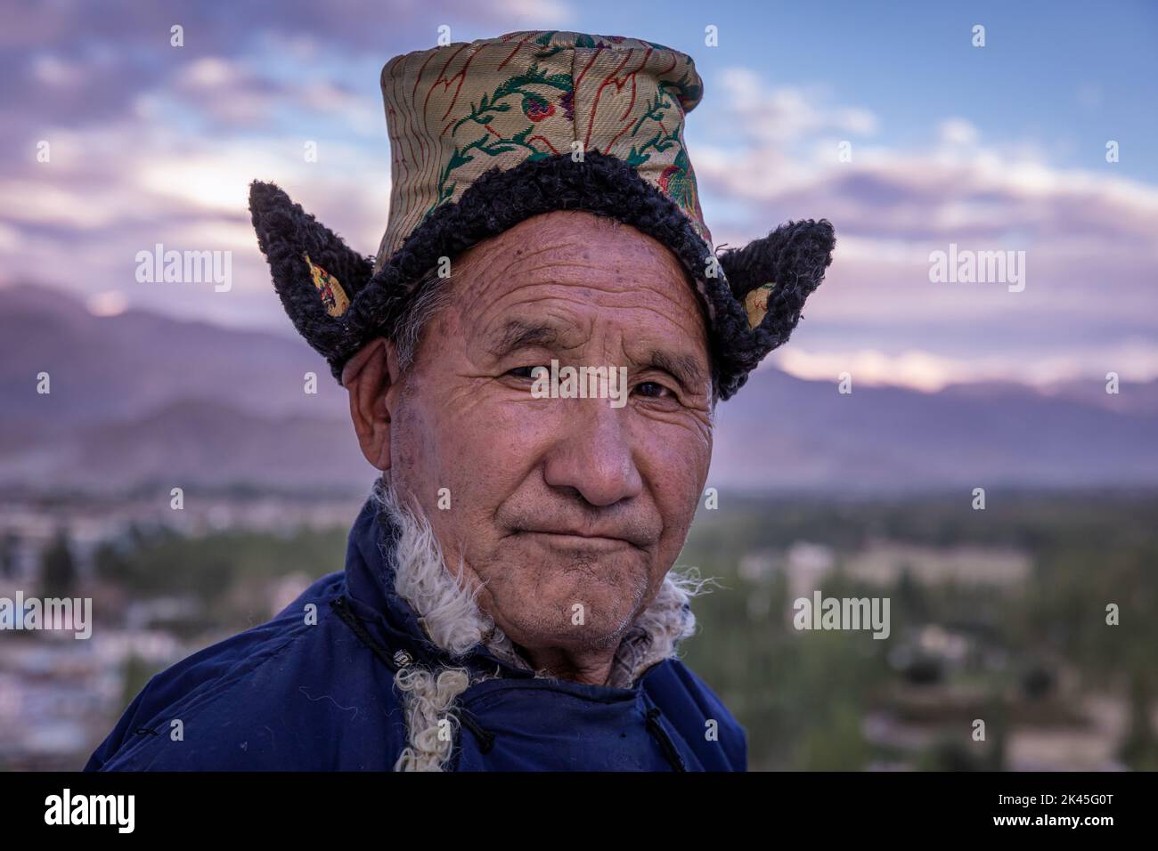 Uomo anziano con un cappello tradizionale Ladakhi, Spituk Gompa, distretto di Leh, Ladakh, India Foto Stock