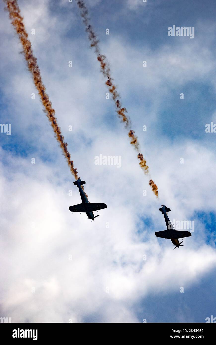 Due aerei Hispano ha-1112 Buchons che volano in un'esposizione aerea al Duxford Airshow in silhouette, Imperial War Museum, Duxford Cambridgeshire UK Foto Stock