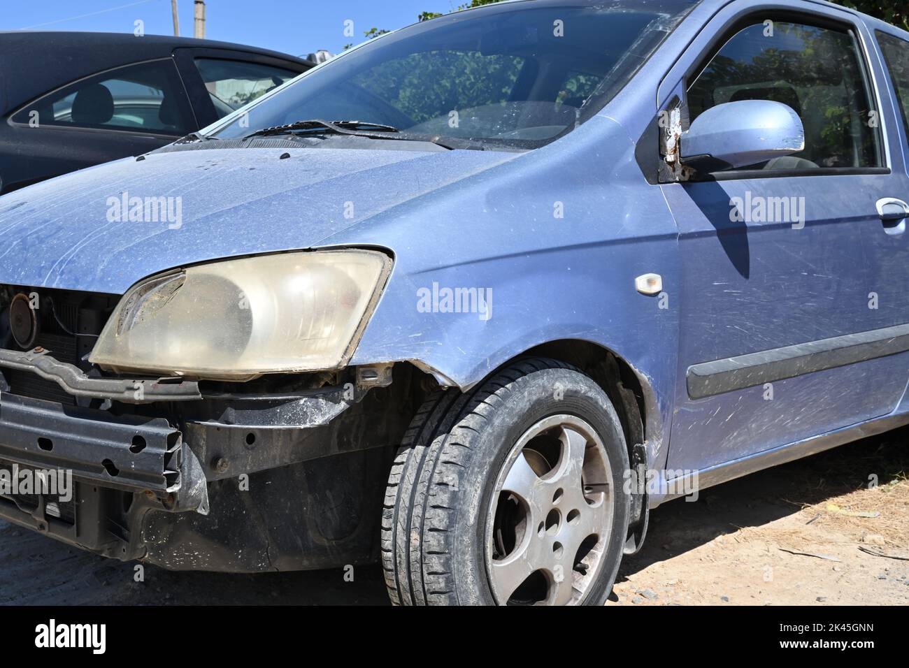 Vista dei danni alla vettura nella parte anteriore del veicolo. Il parafango, il paraurti, la luce alogena e lo specchietto retrovisore esterno sono rotti. Foto Stock