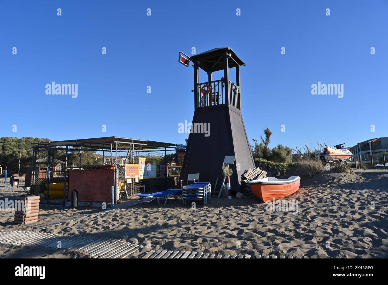 Torre vuota del bagnino su una spiaggia sabbiosa. Foto Stock