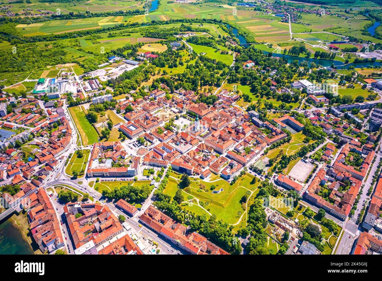 Città fortezza a sei stelle appuntite di Karlovac vista aerea, Croazia centrale Foto Stock