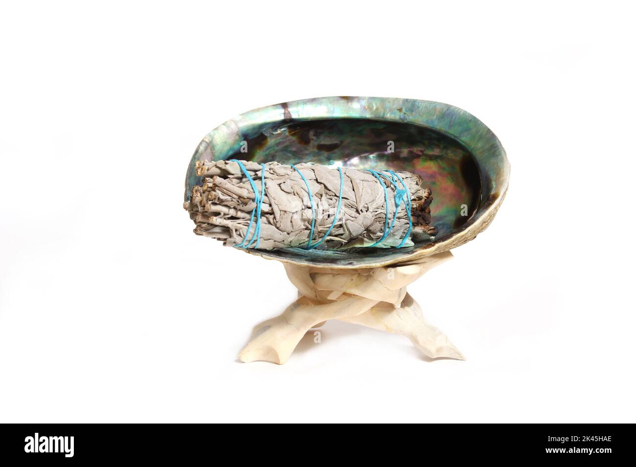 Abalone Shell con Sage Incense per la pulizia e la purificazione isolato su sfondo bianco Foto Stock
