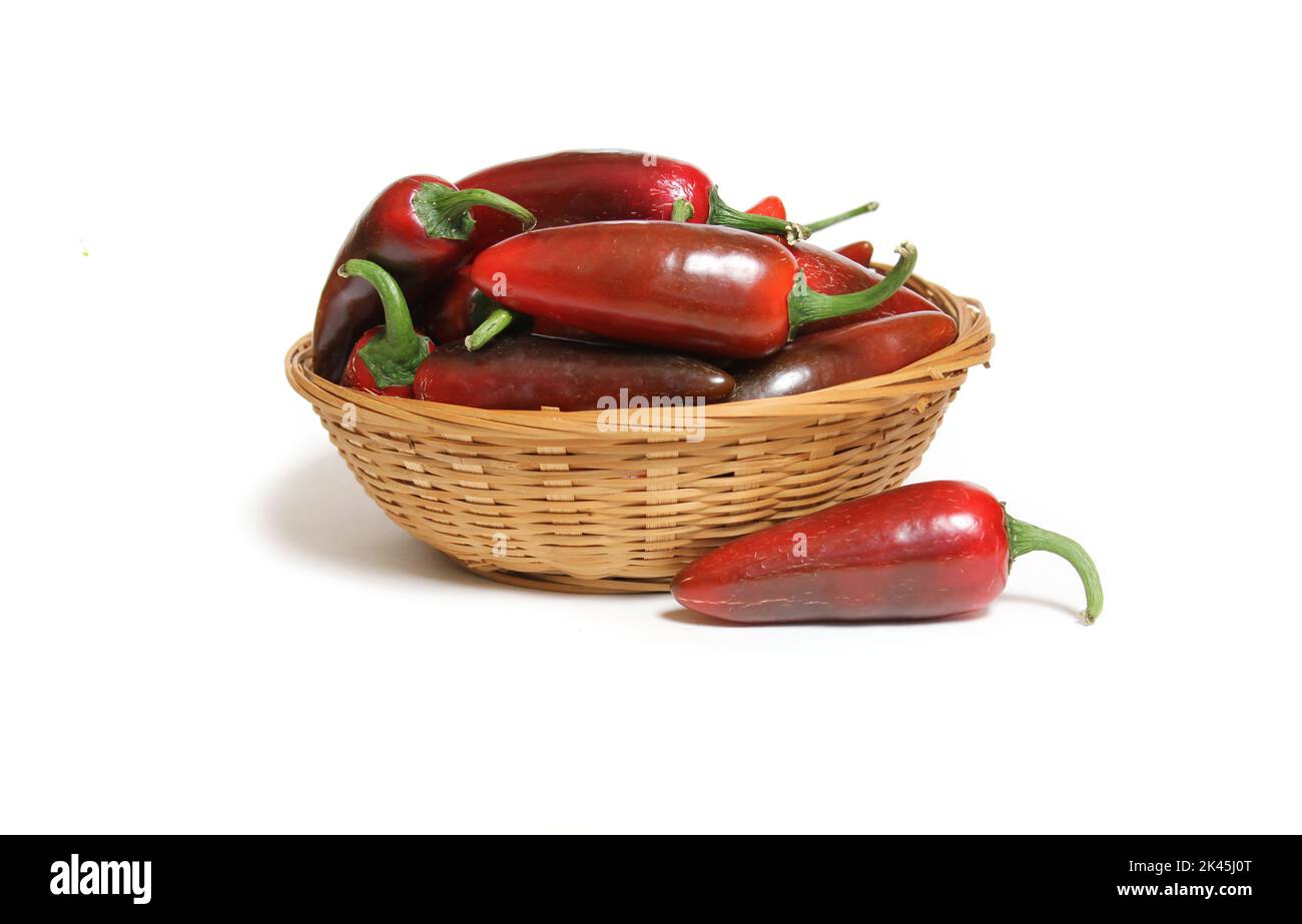 Peperoni rossi Jalapeno in cestello isolato su Bianco Foto Stock