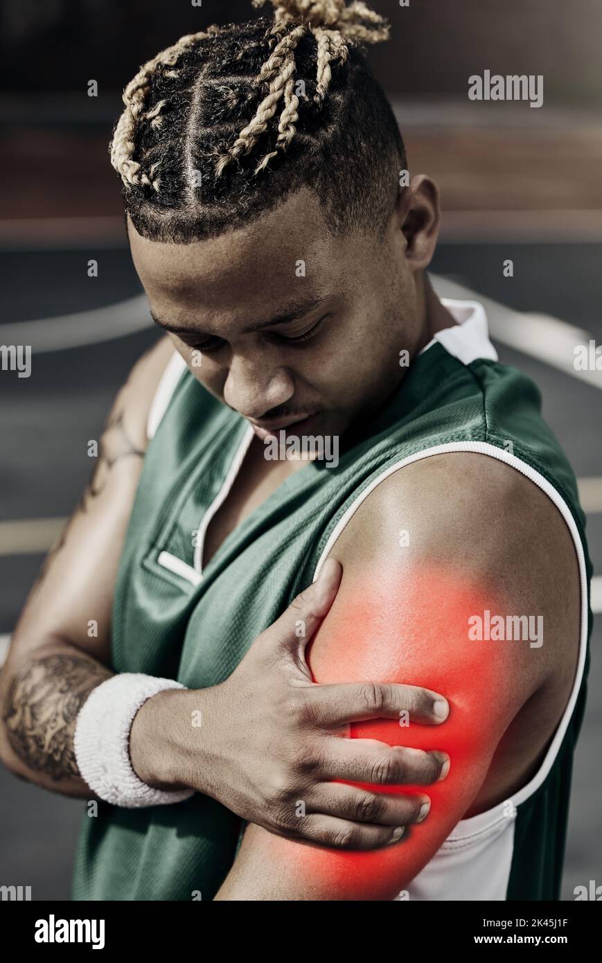 Fitness, basket e uomo nero con lesioni sportive in necessità di primo soccorso o fisioterapia durante il gioco. Sportivo nigeriano con mano sul braccio Foto Stock