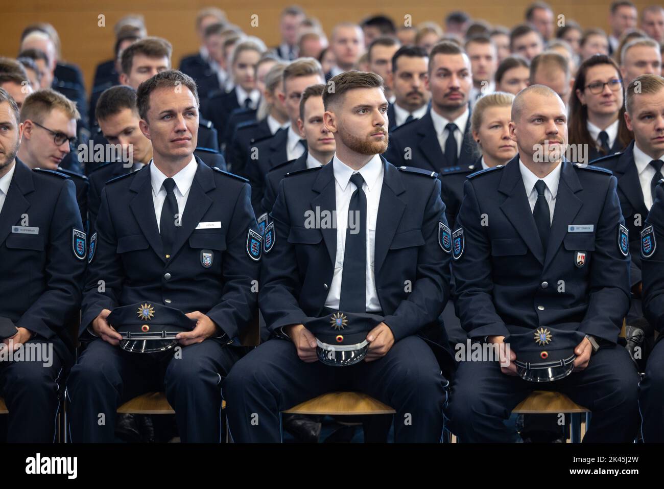 Meiningen, Germania. 30th Set, 2022. Gli apprendisti di polizia aspettano di essere giurati durante la cerimonia di giuramento del corso di apprendisti di polizia 46 presso il Centro di addestramento della polizia della Turingia. Credit: Michael Reichel/dpa/Alamy Live News Foto Stock