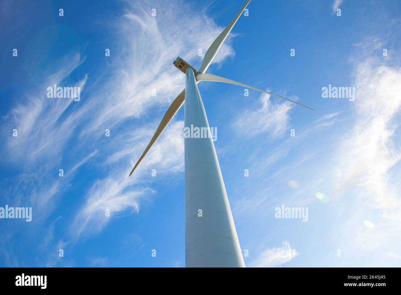 Turbine eoliche a energia rinnovabile isolate dalla splendida vista del cielo blu dal basso Foto Stock