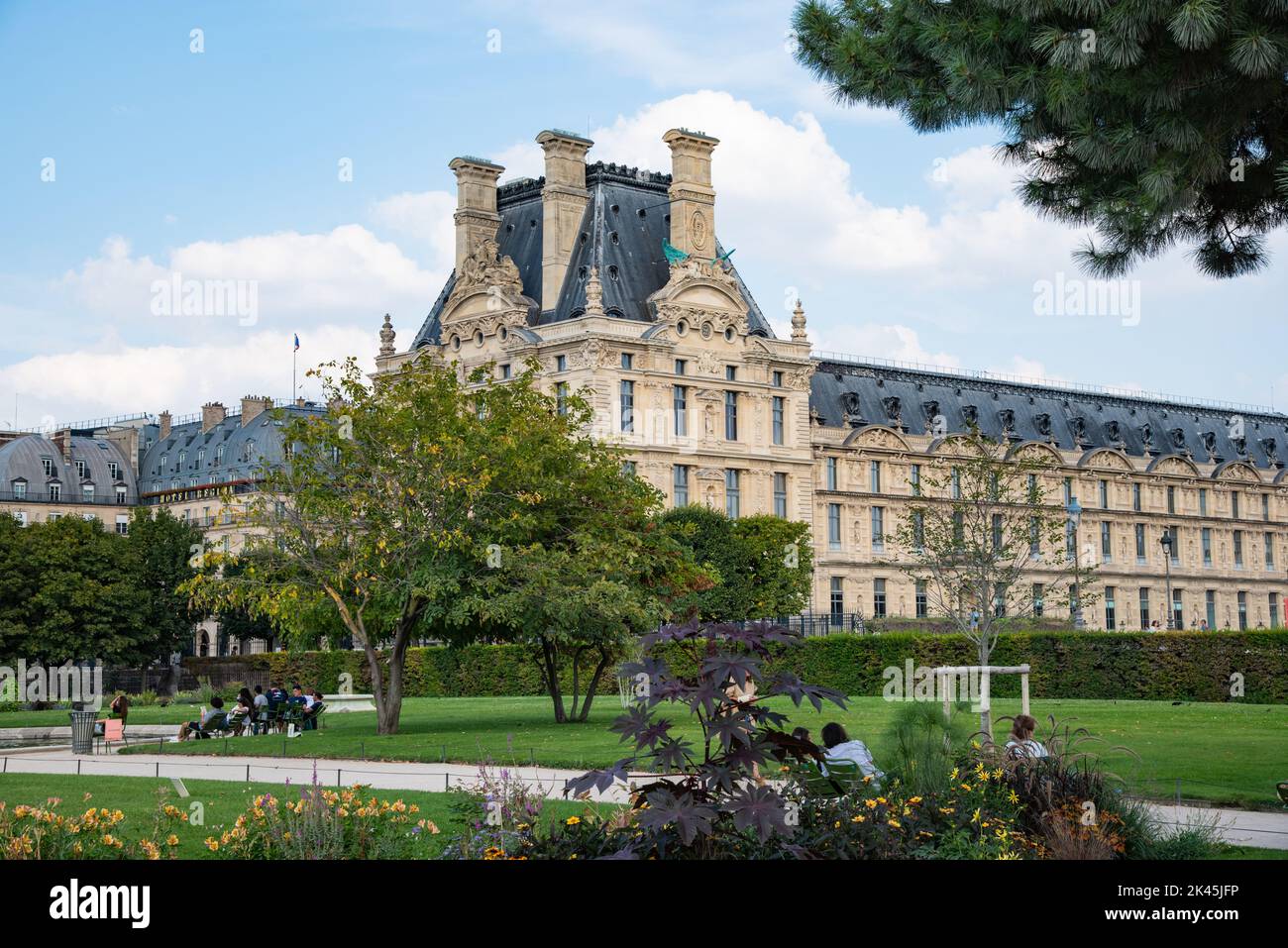 Parigi, Francia. Agosto 2022. Jardin des Tuilleries con vista sul Musee des Arts Decoratifs di Parigi. Foto di alta qualità Foto Stock