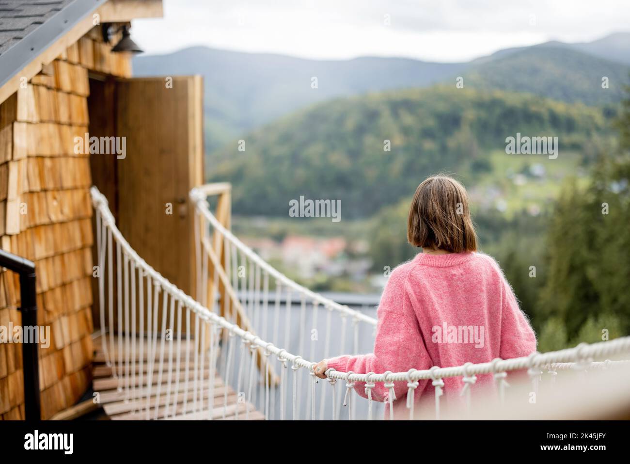 Donna riposa a casa in montagna Foto Stock