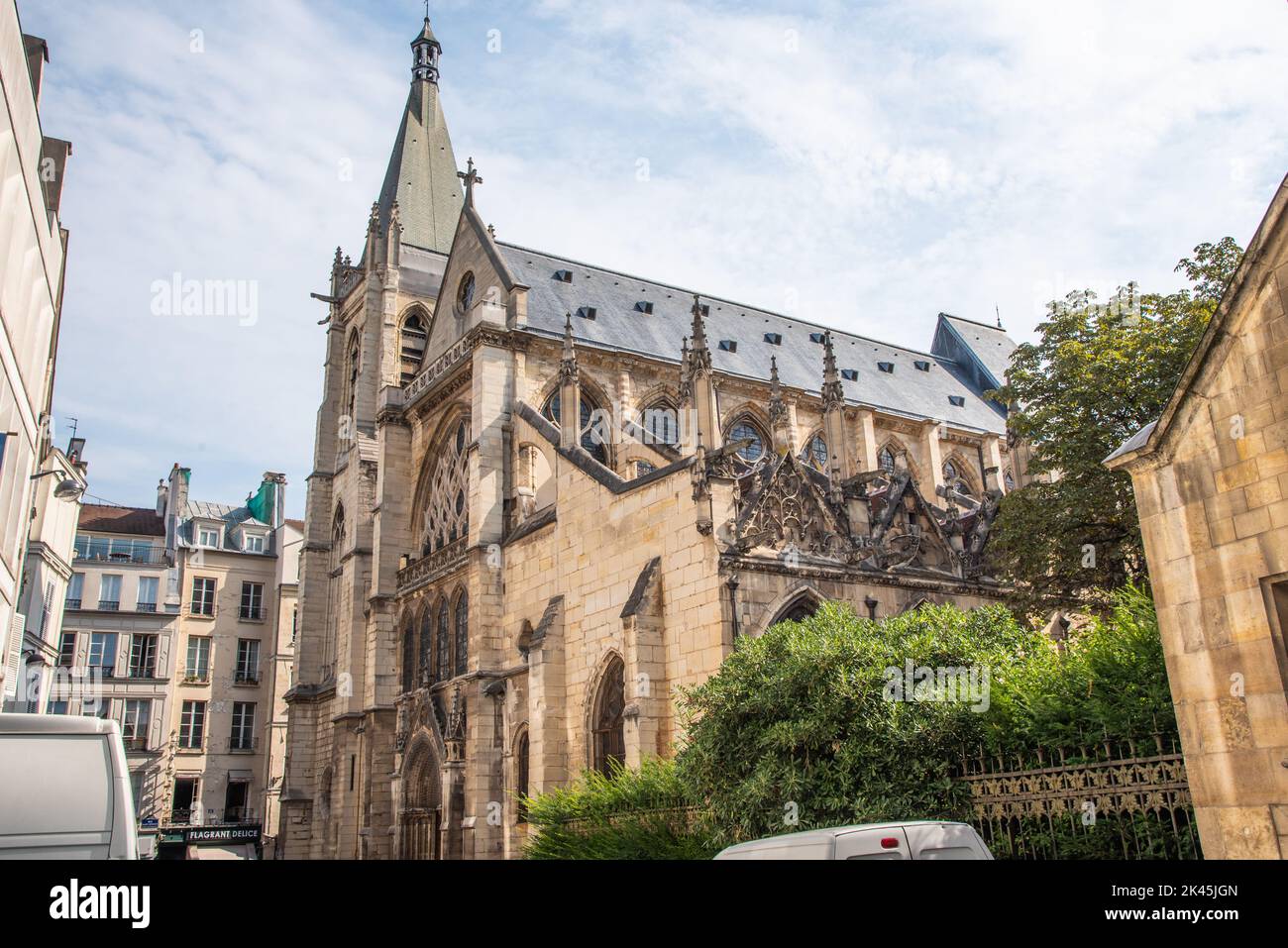 Parigi, Francia. Agosto 2022. Il cortile di Eglise Saint Severin nel quartiere Latino a Parigi. Foto di alta qualità Foto Stock