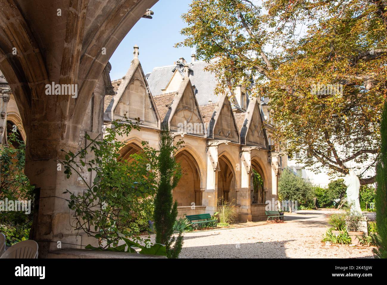 Parigi, Francia. Agosto 2022. Il cortile di Eglise Saint Severin nel quartiere Latino a Parigi. Foto di alta qualità Foto Stock