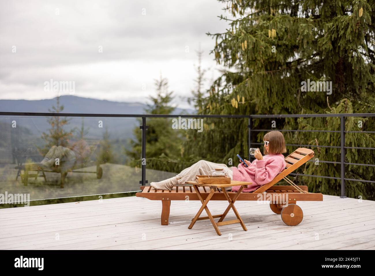 Donna riposa sulla terrazza in montagna Foto Stock