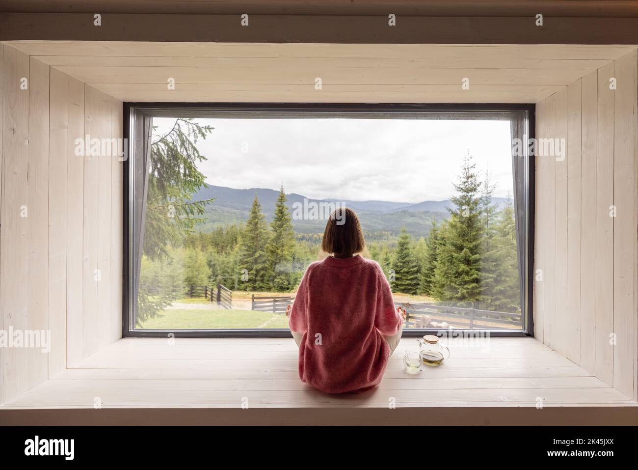 Donna riposa in casa in montagna Foto Stock