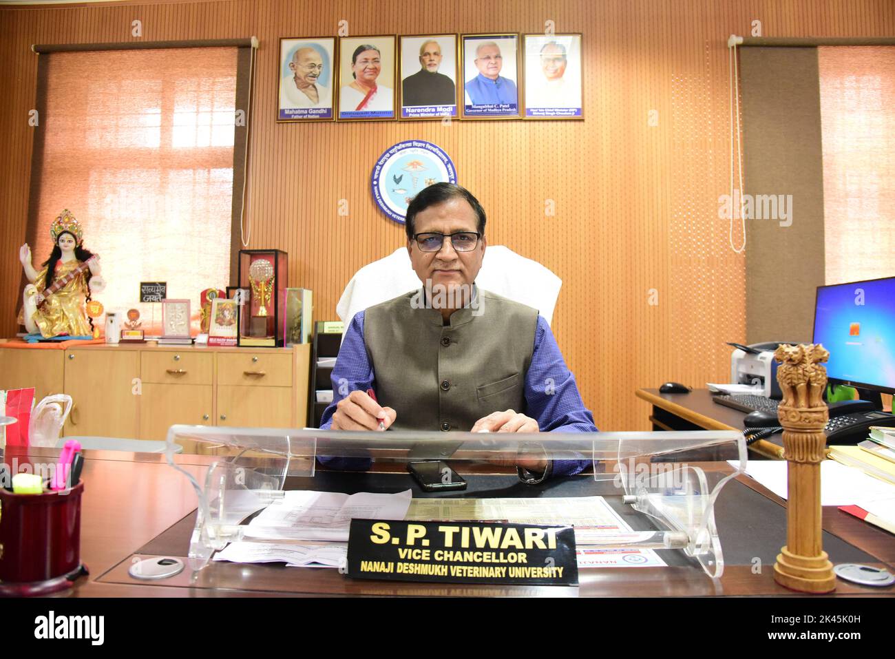 Nanaji Deshmukh Università di Scienze veterinarie, Vice Cancelliere, Dr. Sita Prasad Tiwari, nominato membro del consiglio veterinario dell'India, Nuova Delhi. Foto Stock