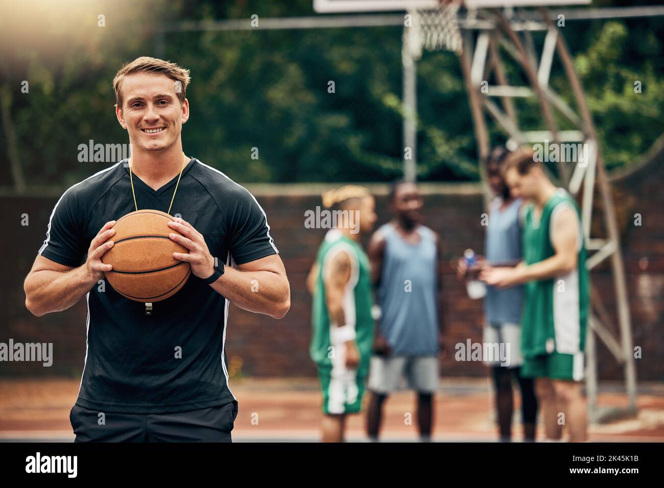 Campo da basket all'aperto, allenatore e ritratto di happy man, collaborazione e sport per la squadra di atleta universitario, giocatore professionista e fitness Foto Stock