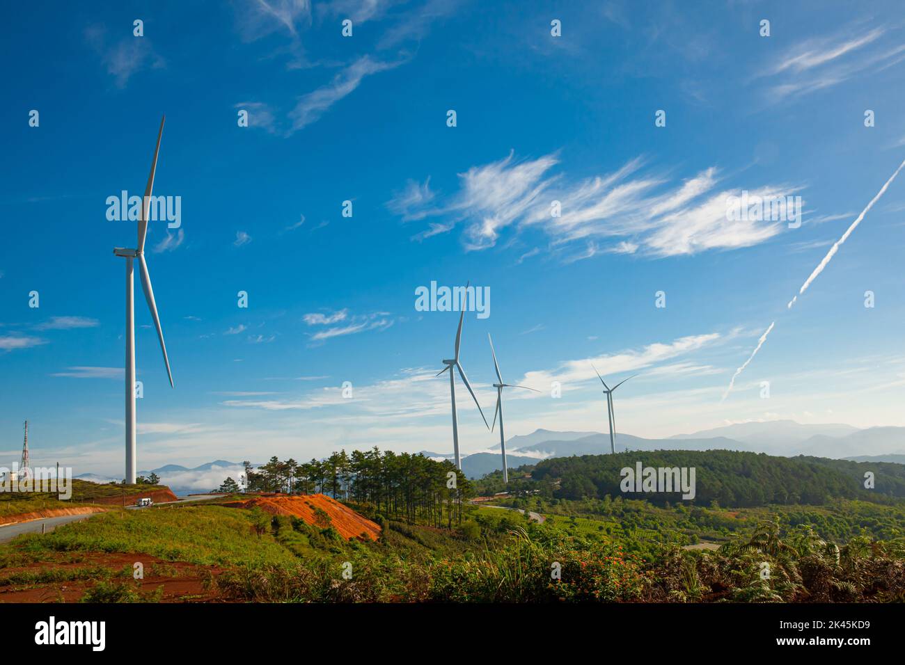 Turbine eoliche a energia rinnovabile mulino isolato sul bel cielo blu e sui campi di tè nella città di da Lat, Lam Dong, Viet Nam Foto Stock