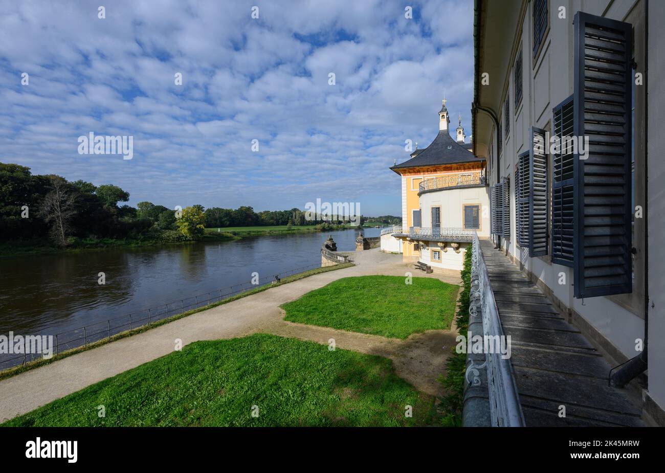 Dresda, Germania. 30th Set, 2022. Vista soleggiata dell'Elba dal Palazzo dell'acqua nel giardino di piacere di Palazzo Pillnitz, l'ex residenza estiva degli elettori e dei re sassoni. Credit: Robert Michael/dpa/Alamy Live News Foto Stock