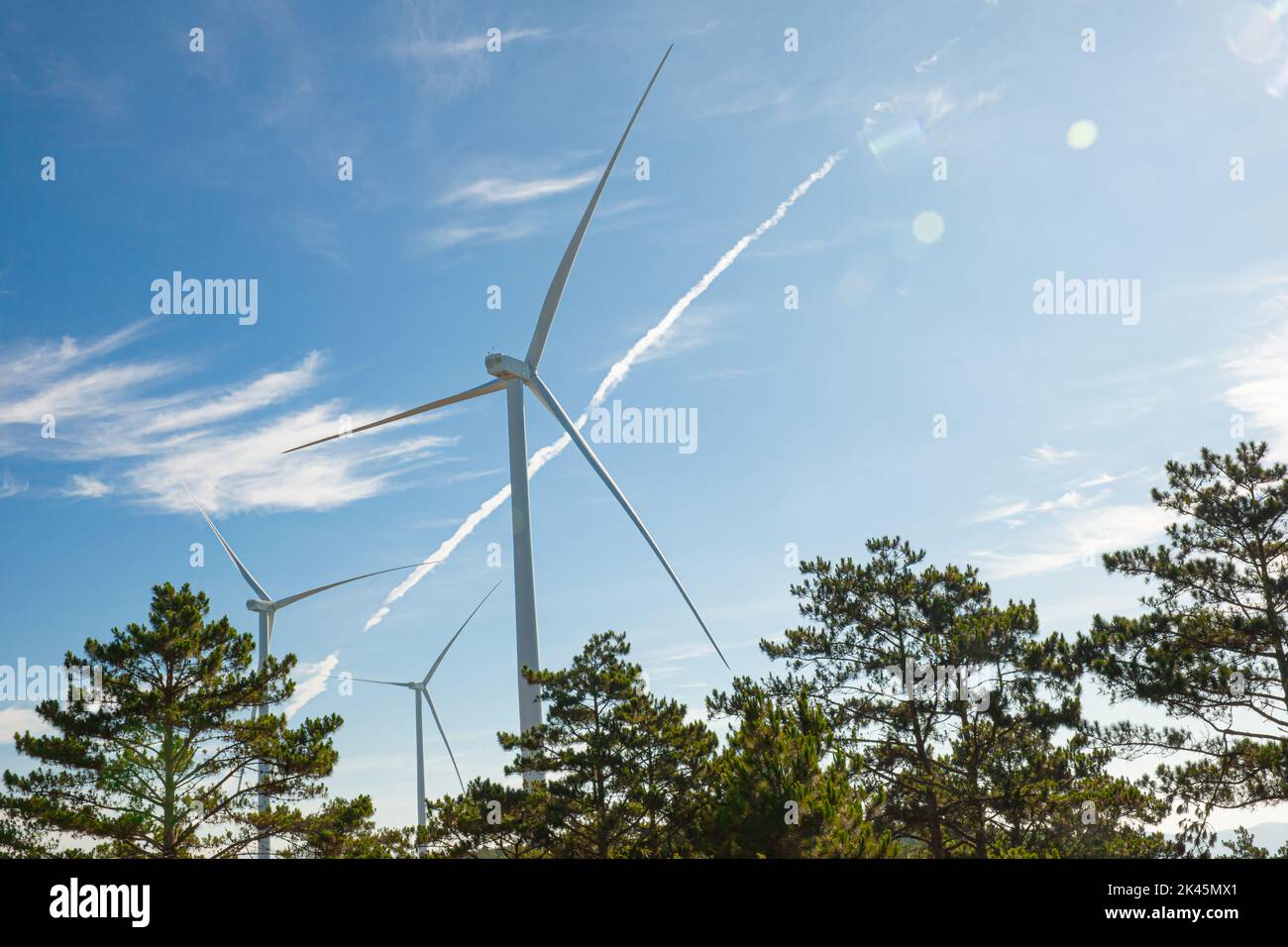 Turbine eoliche a energia rinnovabile mulino isolato sul bel cielo blu Foto Stock